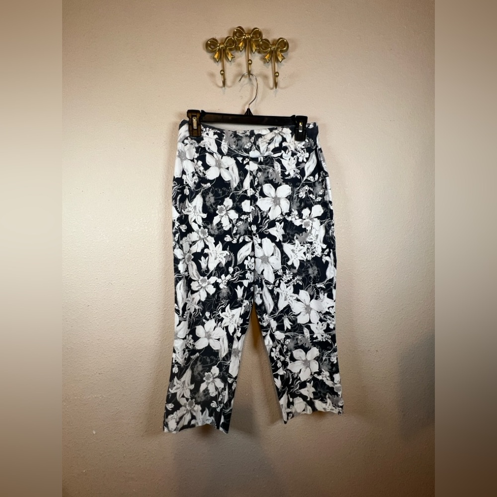 Passport Black, Gray, White Floral Cropped Pant. Pull-Up w/elastic waist. Size L